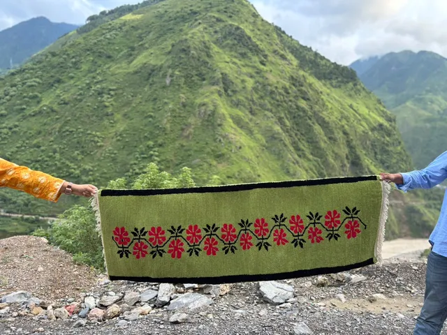 Alpine blossoms — A line of red flowers on a green field