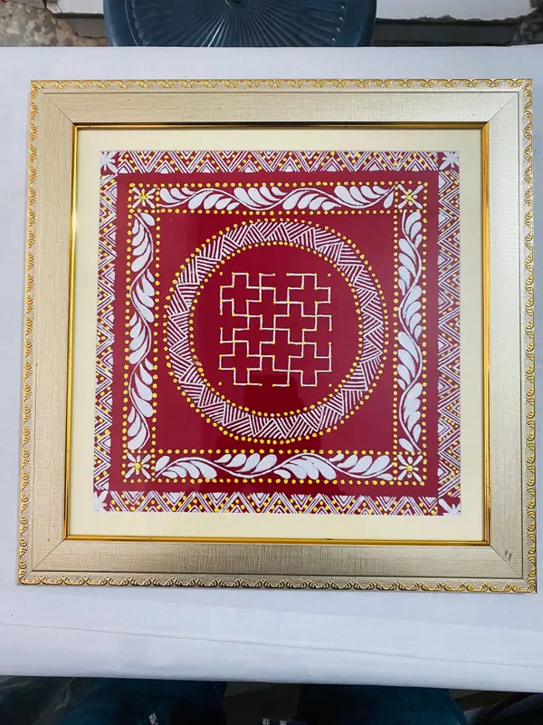 Interwoven geometry — Interlocking lines in a circular field with a fine square border