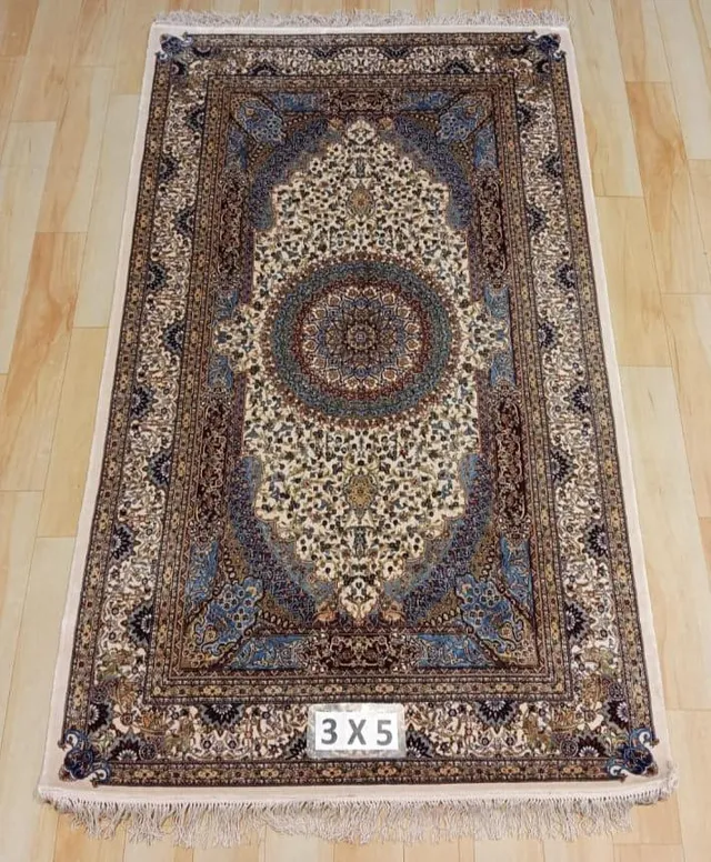 Sand medallion — An oval floral centre with a finely patterned border